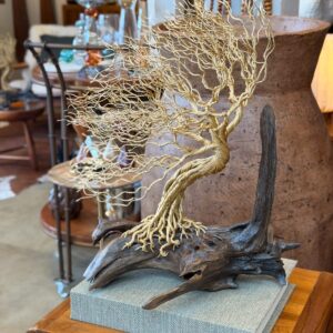 Escultura Assinada em Madeira de Rio e Fio de Cobre – 50 cm